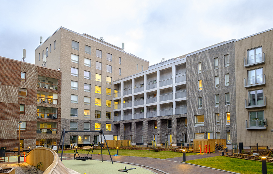 Helsingin Kalasatamaan Fregatti Dygdenin kujalle valmistui vuonna 2019 A-Kruunun 40 asunnon kohde, jonka suunnittelun pohjalle tehtiin tutkimus lapsiperheiden kaupunkiasumisen tarpeista.