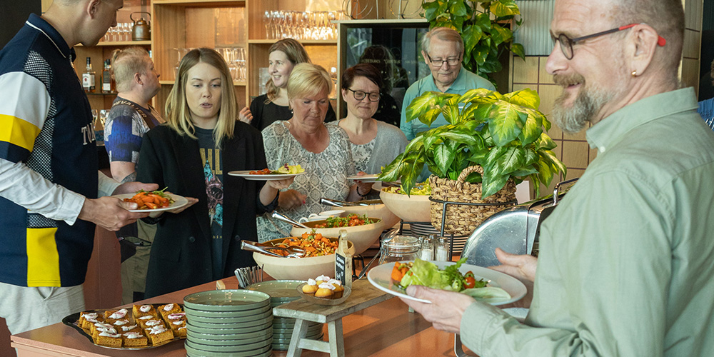 Tilaisuudessa oli tarjolla buffet-illallinen.