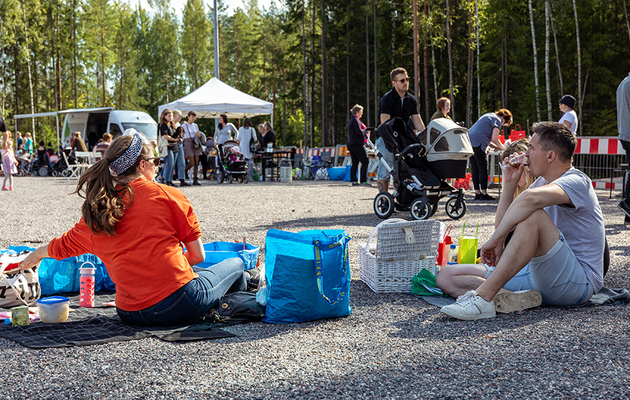 Asukkaat toivat omia eväitään piknikille. 