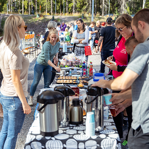 Asukkaat toivat omia eväitään piknikille. Seurakunta tarjosi ilmaiset kahvit.