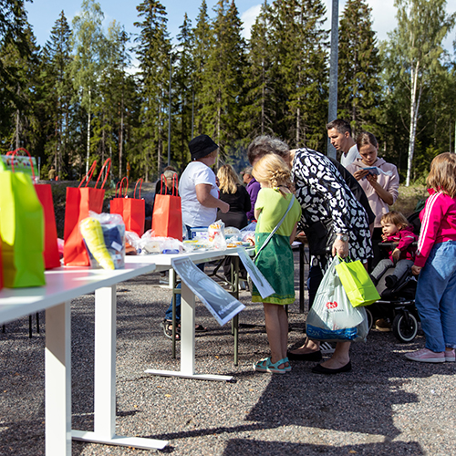 Juhliin saatiin arpajaislahjoja lahjoituksina niin yrityksiltä kuin myös asukkailta.